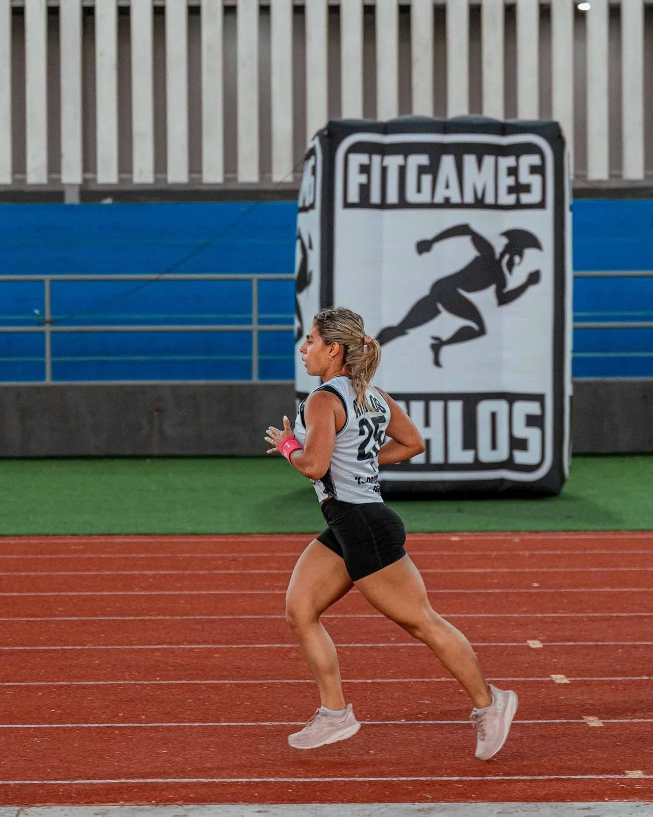 Atleta de Athlos corriendo en la pista